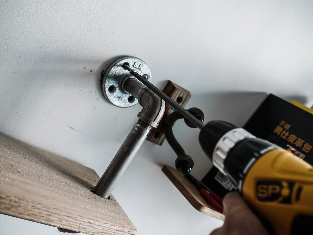 diy industrial pipe shelves-41